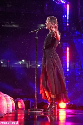 Taylor Swift [ taylor-swift ] - Tengo esta almohada y no tengo quién apoye la cara en ella para
