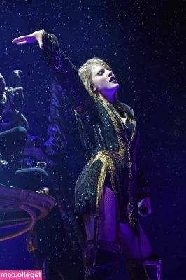 Taylor Swift [ taylor-swift ] - Look how cute this little bump is