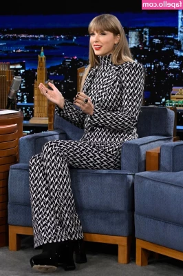 Taylor Swift [ taylor-swift ] - Oh no, the wind got me 🤭