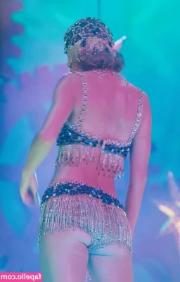 Taylor Swift [ taylor-swift ] - FaceTime shows 25  in honor of christmas