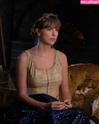Taylor Swift [ taylor-swift ] - who want to take my top off hehe