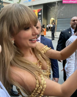 Taylor Swift [ taylor-swift ] - may_booty   I am very happy to be on the beach  can you tell  I m new