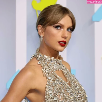 Taylor Swift [ taylor-swift ] - There are as many secrets hidden in this dress as there are