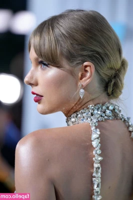 Taylor Swift [ taylor-swift ] - Want to move that blurry hand  Swipe Want to see me move  Check your