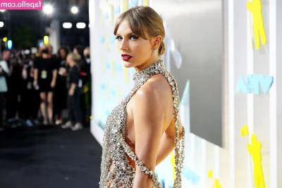 Taylor Swift [ taylor-swift ] - Do you have a relaxing day ahead of you 😏