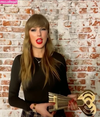 Taylor Swift [ taylor-swift ] - Am I vain or did this come out