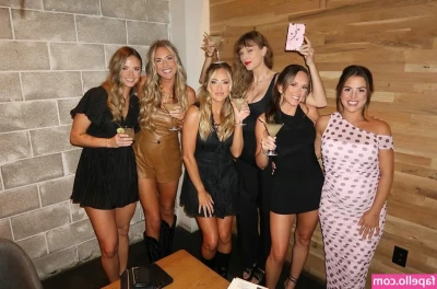 Taylor Swift [ taylor-swift ] - Try to outdoor but so many people around my car