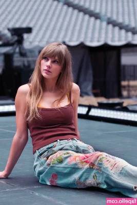 Taylor Swift [ taylor-swift ] - This studio was cold!