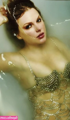 Taylor Swift [ taylor-swift ] - Love my booty in this light! Have you watched this video?