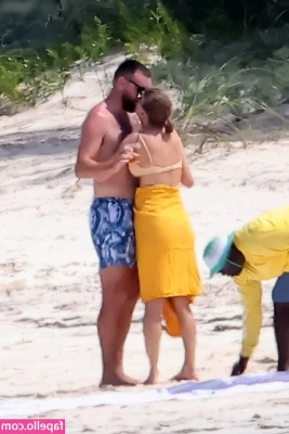 Taylor Swift [ taylor-swift ] - 🍑 Is it a fact or a myth that thicc thighs in stockings are