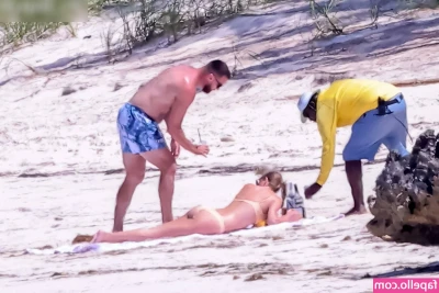 Taylor Swift [ taylor-swift ] - Some recent pics...Hello 2020