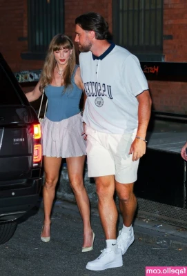 Taylor Swift [ taylor-swift ] - Who here loves my French tipped nails?! 🥰