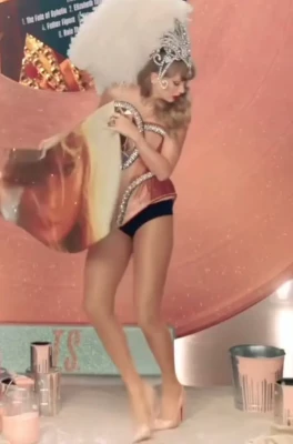 Taylor Swift [ taylor-swift ] - Sunday vibes 🐬  Are you ready for Super Bowl?
