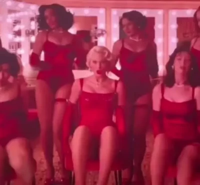 Taylor Swift [ taylor-swift ] - I know I'm teasing you with my body 😋😉 Just check you're DM for