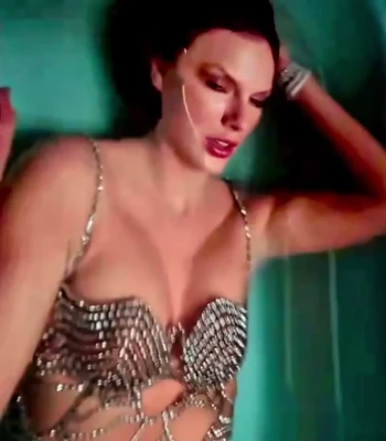 Taylor Swift [ taylor-swift ] - Naughty wanted to say Hi.
