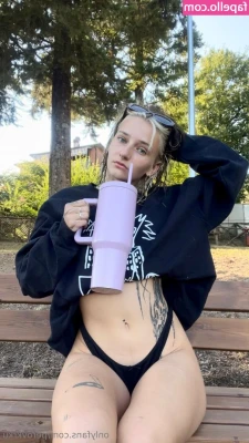 perovkrku - De rodillas es como me gusta estar. 🤤💦👅  Col. @canabbis420