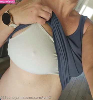 danikajones420 [ danikajones420-3 ] - Stream started at 11/23/2022 12:28 pm  From the gym. No socks.