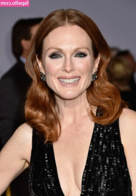 Julianne Moore [ julianne-moore ] - Hi babe 💋😈 tip 5$ if I make your dick hard 💋😈