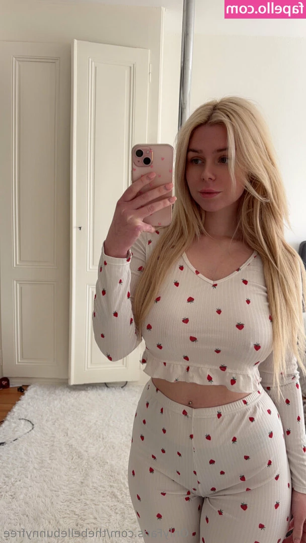 thebellebunnyfree [ thebellebunnyfree-2 ] - Swollen and hooded  Very wet  How about you