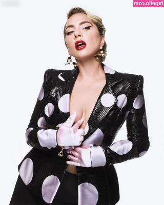 Lady Gaga [ lady-gaga ] - oh ... what's that poking out my tights?? -wait for it 🎅HAPPY