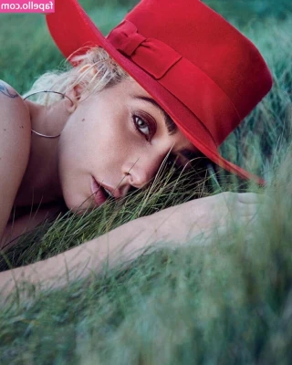 Lady Gaga [ lady-gaga ] - My boobs look so cute here✨