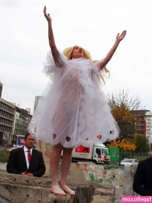 Lady Gaga [ lady-gaga ] - Vídeo   ¿Te gustan las coletitas? ¿Y las gafita para chupar polla?
