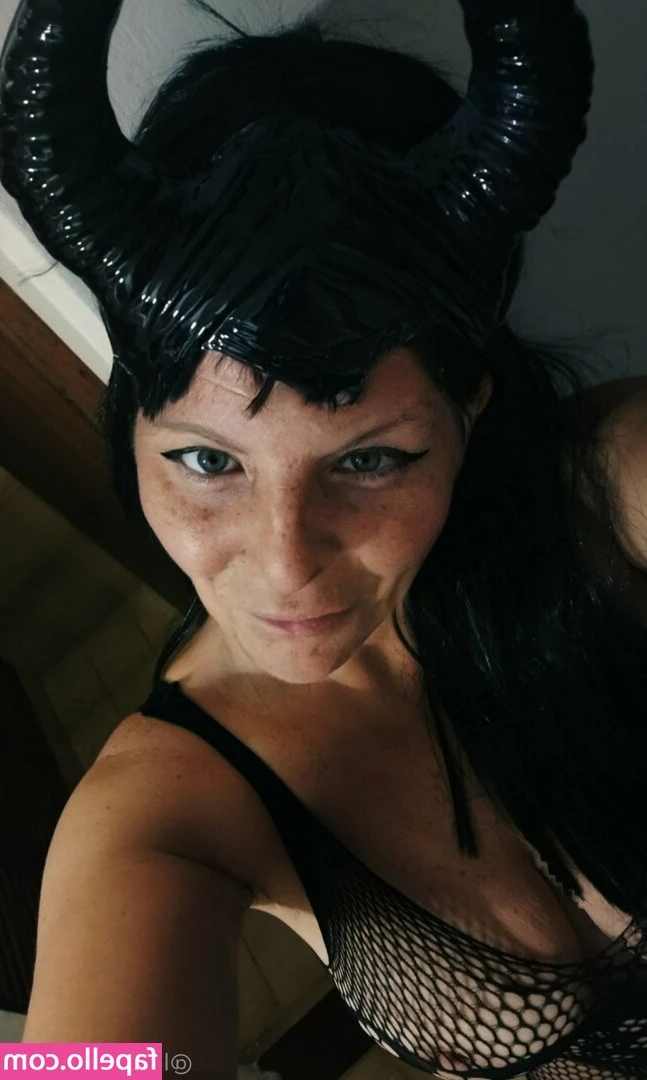 lornaratner - I need some hot ass 😘