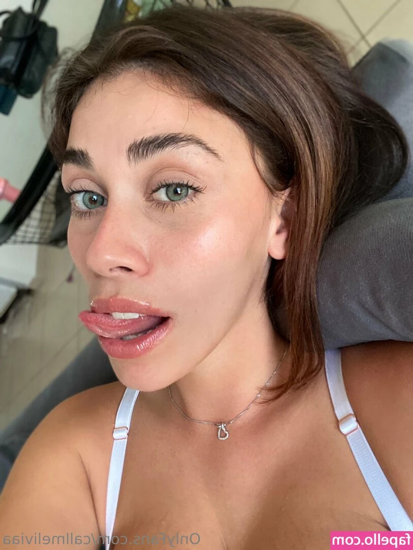 callmeliviaa - blurry booty