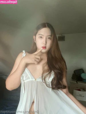 mochitgirl - Want to run your fingers through my bush?