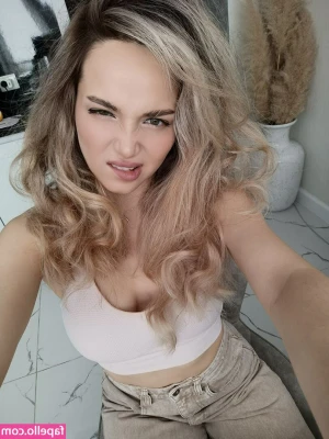 AlinaNaMeli - giving you bedroom eyes😈😏👀