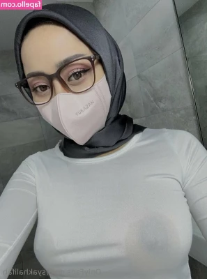 syakhalifah [ syakhalifah-22 ] - Wanna smell my feet after I wear shoes all day long