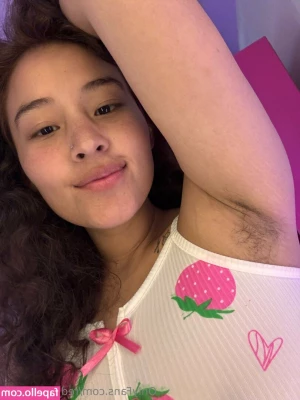 red_barbiedoll [ red-barbiedoll ] - Finally carved out a big enough space in my room to get my feet in a