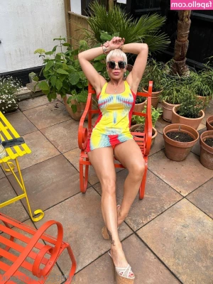 rebeccamoreuk - Enjoy this little strip tease