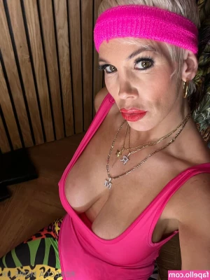 rebeccamoreuk - Let's get in together! 😏 More ➡️ Onlyfans.com/JiselLynn