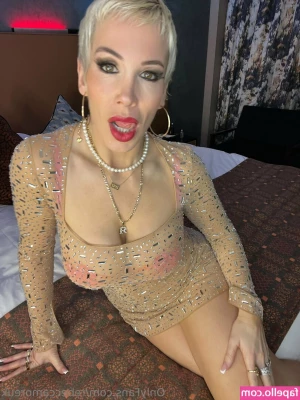 rebeccamoreuk - My Vip is  6  hehitsit2 take advantage    all the stuff you spending 