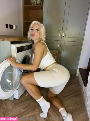 rebeccamoreuk - I think I look great from behind  Anyone want to find out and let me