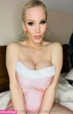 rebeccamoreuk - Would you lick from my toes all the way up