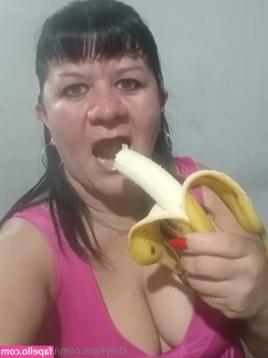 umorena22 - Everyone loves girls with only a top and no pants right? Especially