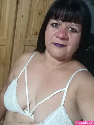 umorena22 - Does anybody else read naked?