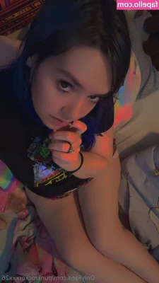 punkrockerxxx26 - Thigh high socks are to tight :o