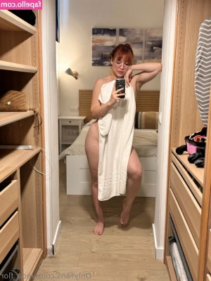 veda_flor [ veda-flor ] - Giving the tits a tug 😂