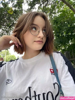 valerymill - Peekaboo👀