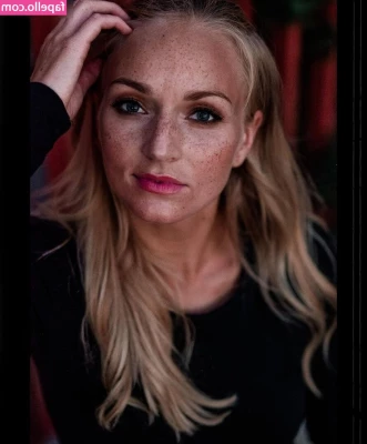 Katharina Kleinfeldt [ katharina-kleinfeldt ] - Hole is empty