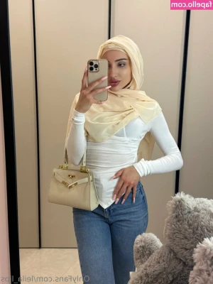 leila_lips [ leila-lips ] - Strip Tease ? Want me to strip for you? Tip $5 for me to take my top