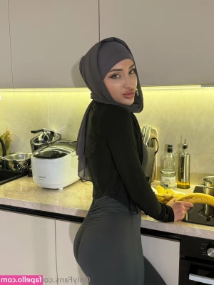 leila_lips [ leila-lips ] - who wants to swallow this fat dick? 😈