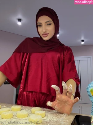 leila_lips [ leila-lips ] - Check your inboxes… There’s some 🥵💦 content waiting in