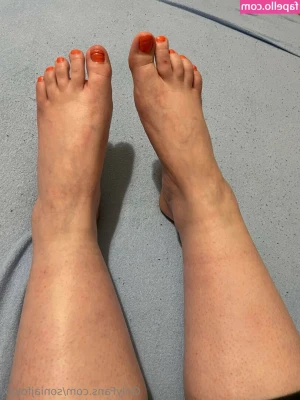 soniajfoxxx - Stretching after a workout with Mel. I wonder how our feet smell. 
