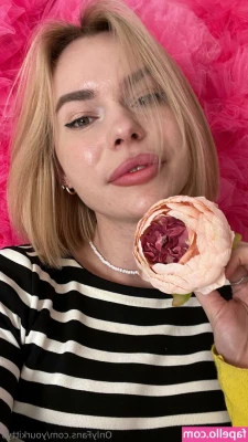 yourkittys - ¡Me encanta enseñar mis grandes tetas y mi delicioso culo a los