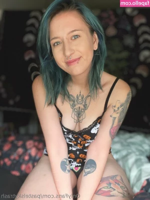 pastelskytrash [ pastelskytrash-5 ] - Trying to keep a straight face while being told off by  mslorraineldn