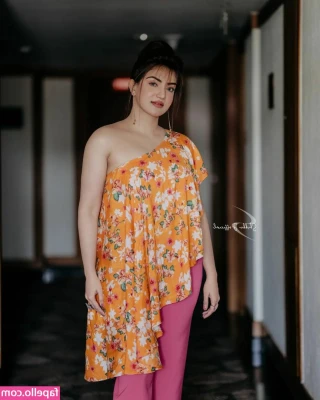 Honey Rose [ honey-rose ] - Getting sloppy at the gloryhole wall. Lol I smiled because I like